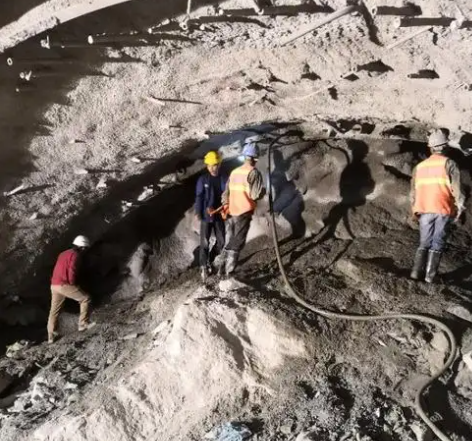 方正隧道拱顶带模注浆料，微膨胀注浆料的特点及施工工艺